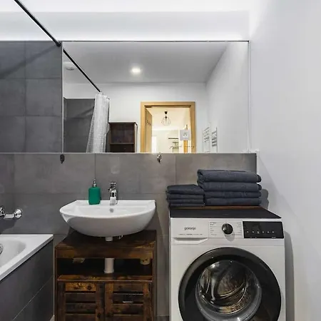 Bnb Airport View Industrial Loft *