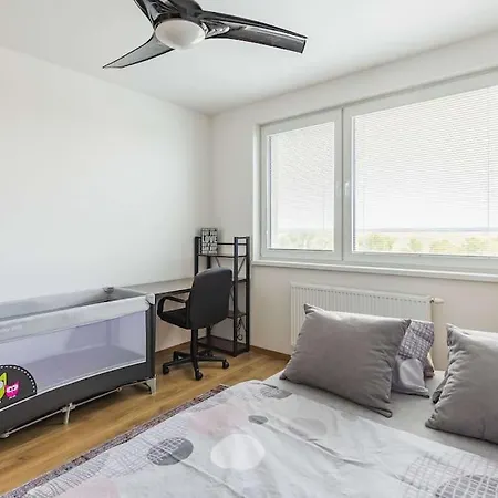 Bnb Airport View Industrial Loft Daire